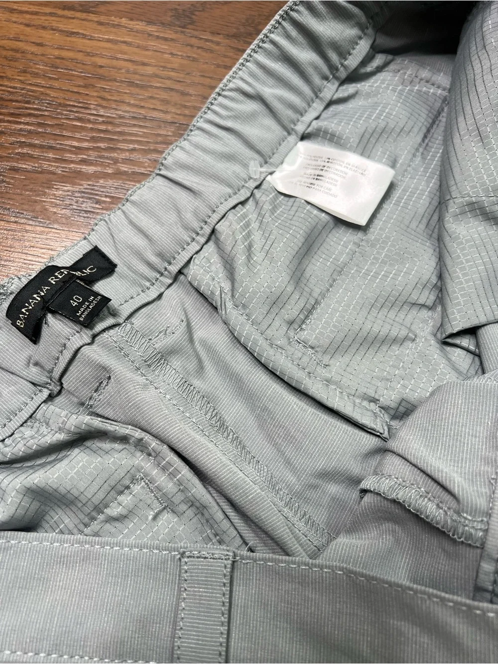 Banana Republic flat-front shorts featuring an elastic waistband size 40